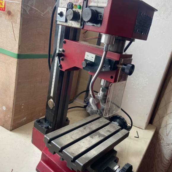 Vigert 200w Vertical Knee Mill