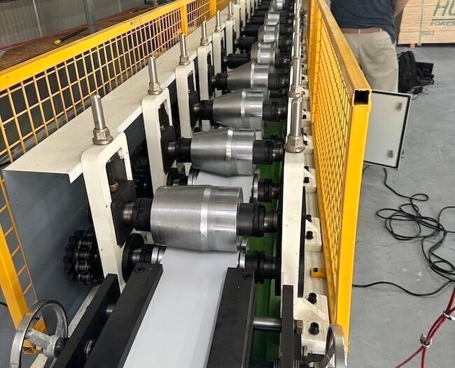 Máquina perfiladora de goterón, Orlando, Florida, EE. UU.