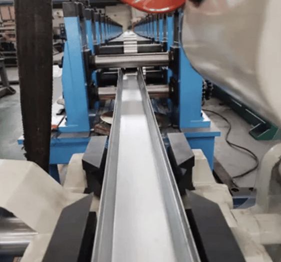 Máquina perfiladora de canal omega India