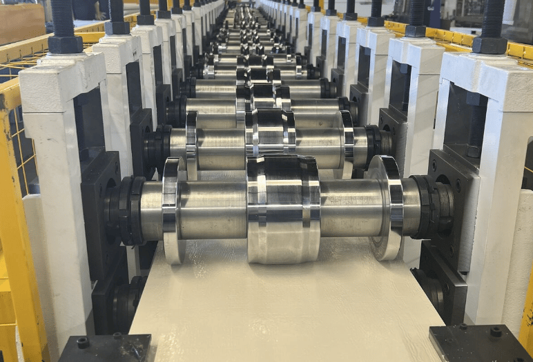 Máquina perfiladora de tapajuntas para techos metálicos en EE. UU.