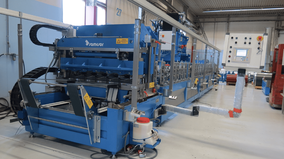 Máquina perfiladora de techo metálico en Kuopio, Finlandia