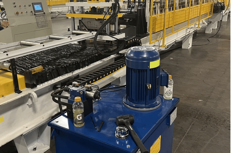 Máquina perfiladora de molduras para techo metálico en EE. UU.