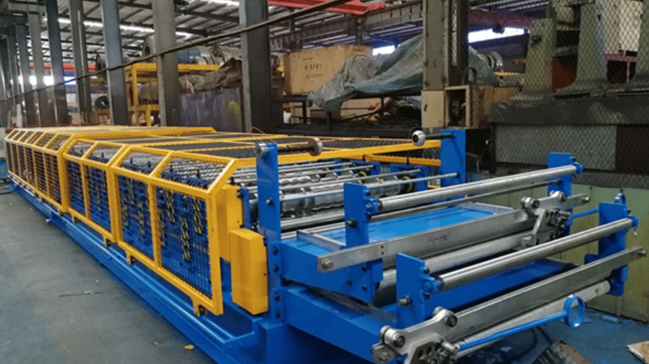 Máquina perfiladora de techos metálicos en Texas, EE. UU.