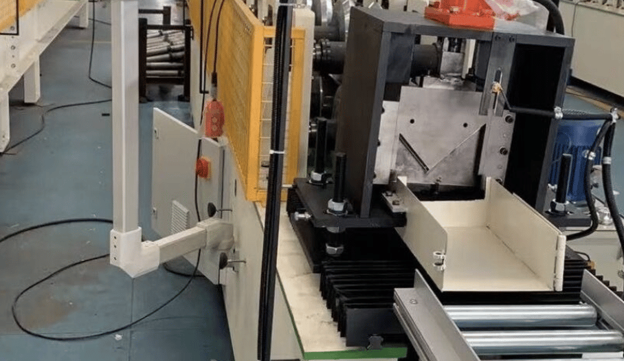 Máquina perfiladora en frío de tapajuntas escalonado metálico en Florida