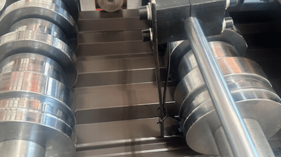 Máquina perfiladora para techos metálicos multicostilla Alaska