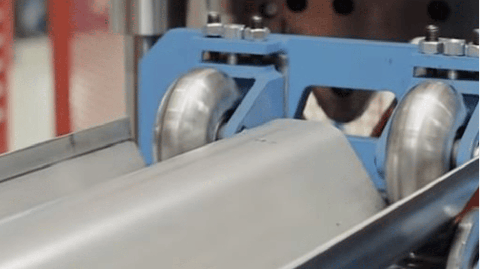 Máquina perfiladora de defensa metálica vial en Scheifling, Austria