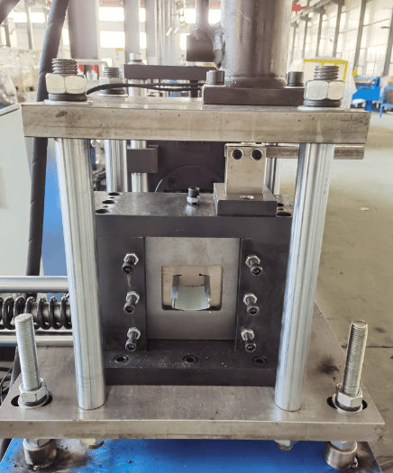 Máquina perfiladora de correas CZ para estructuras de acero con corte hidráulico cromado en Wuxi, China