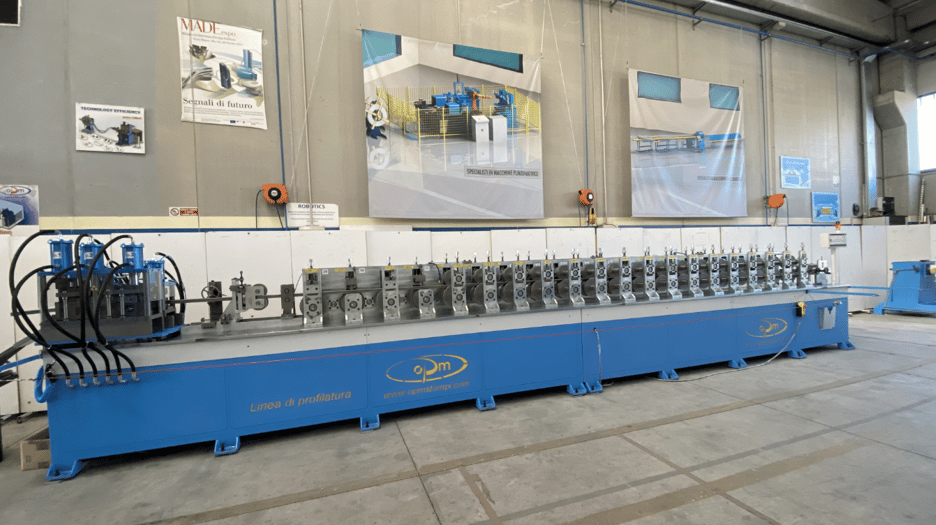 Máquina perfiladora de perfiles estructurales en Baronissi, Italia