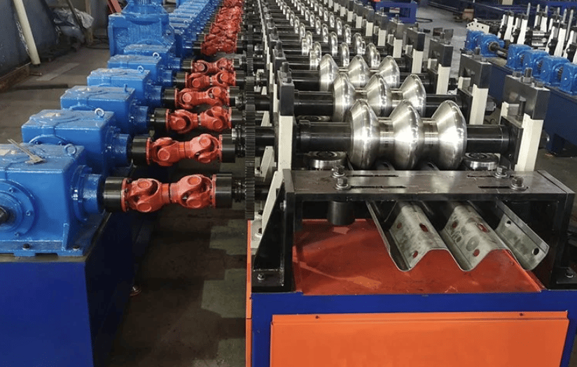 Máquina perfiladora de defensa metálica vial de viga W en EE. UU.