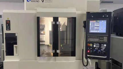 MAKINO V33 Vertical Milling Machine